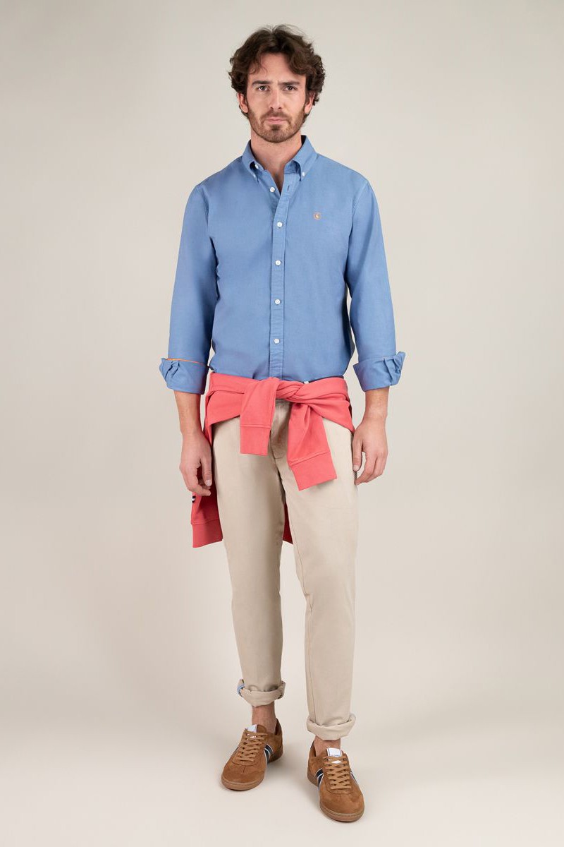  Camisa azul El Ganso en algodón teñido en prenda. Ligera, cómoda y perfecta para combinar en looks casuales o smart. 