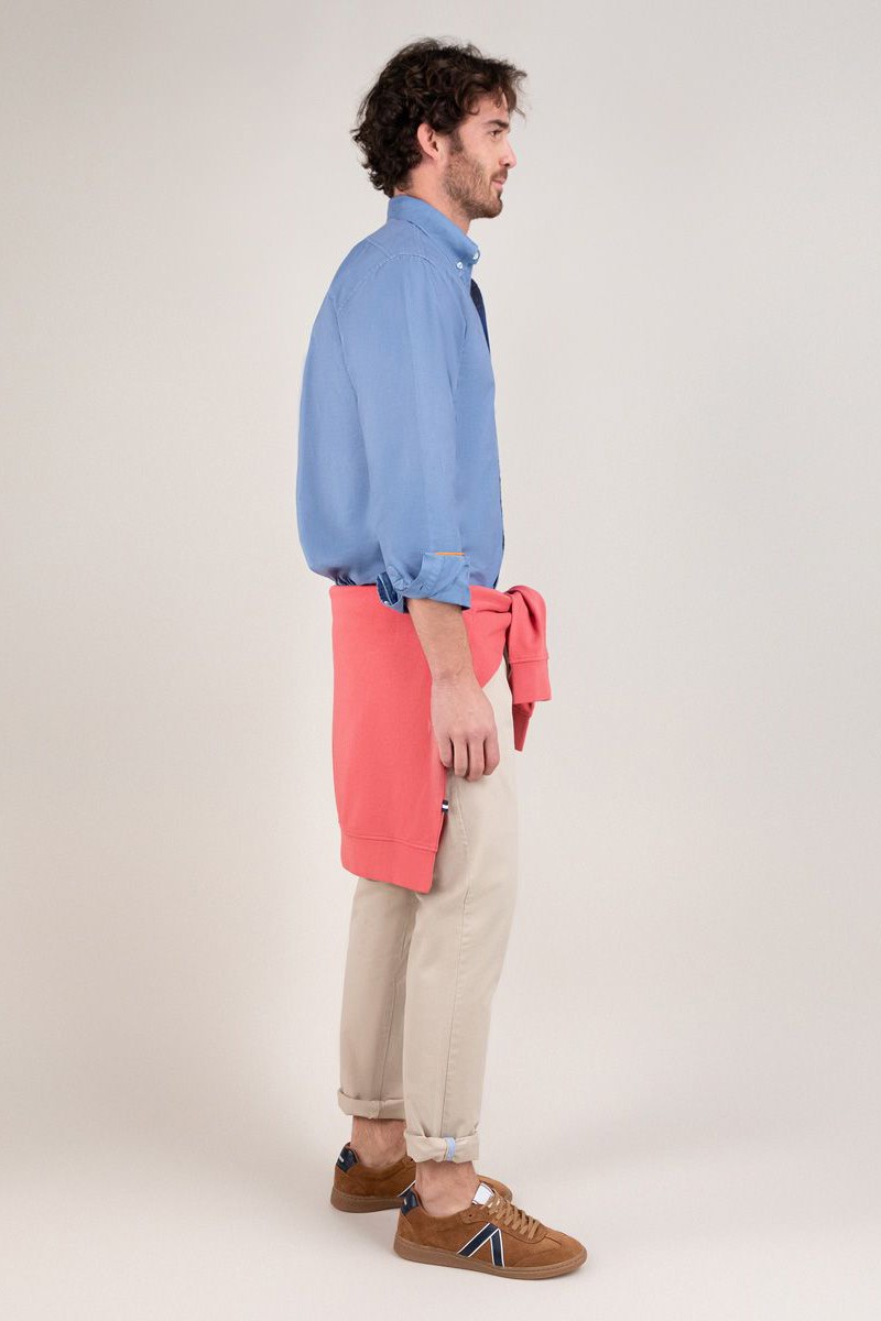  Camisa azul El Ganso en algodón teñido en prenda. Ligera, cómoda y perfecta para combinar en looks casuales o smart. 