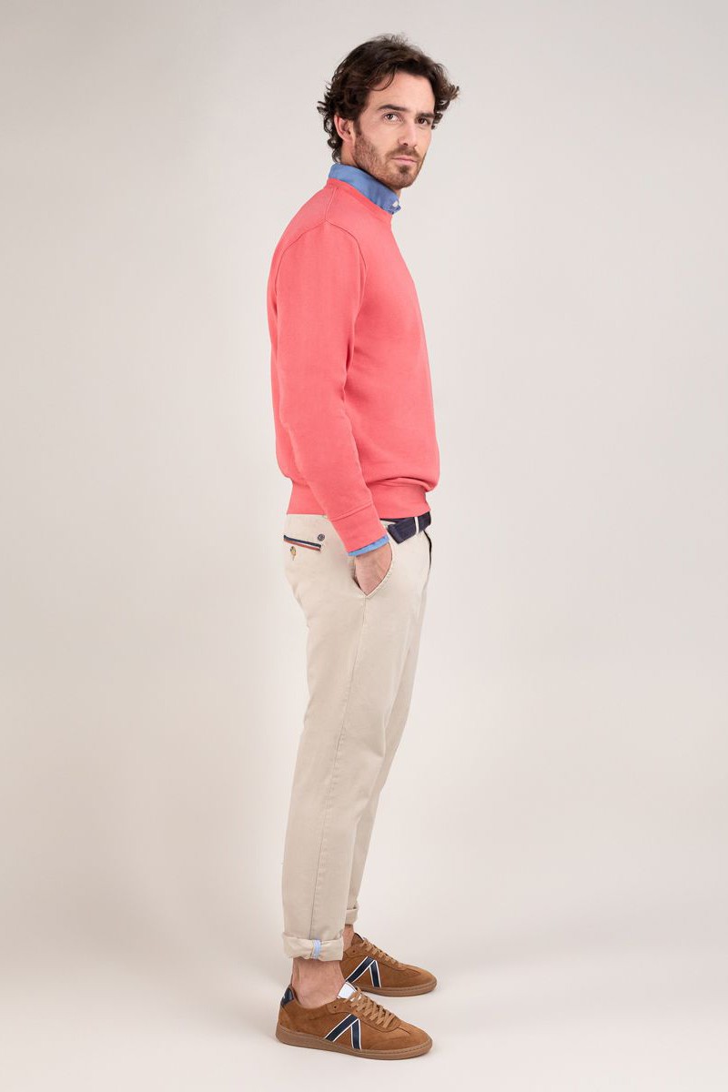 SUDADERA GANSO M43  Sudadera roja El Ganso con cuello caja y teñido en prenda. Perfecta para destacar con estilo en tu día a día.