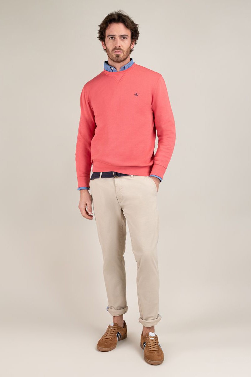 SUDADERA GANSO M43  Sudadera roja El Ganso con cuello caja y teñido en prenda. Perfecta para destacar con estilo en tu día a día.