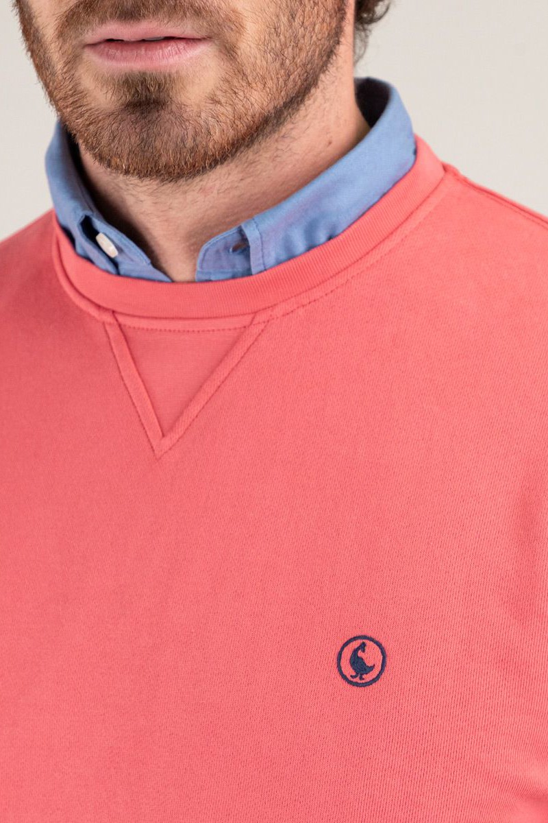 SUDADERA GANSO M43  Sudadera roja El Ganso con cuello caja y teñido en prenda. Perfecta para destacar con estilo en tu día a día.