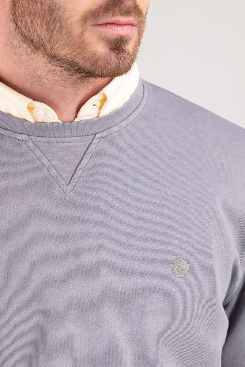  Sudadera gris El Ganso de cuello caja, con acabado garment dyed. Perfecta para un look sobrio y cómodo. 