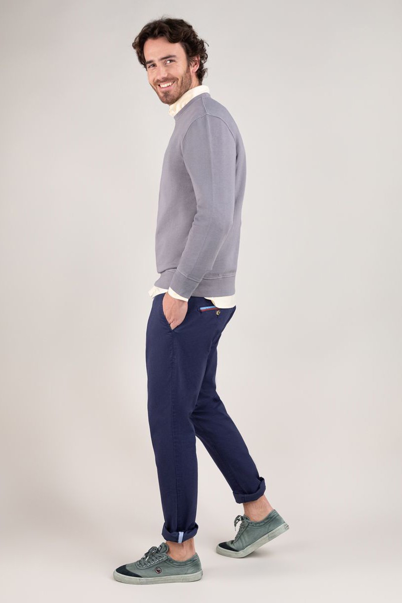  Sudadera gris El Ganso de cuello caja, con acabado garment dyed. Perfecta para un look sobrio y cómodo. 