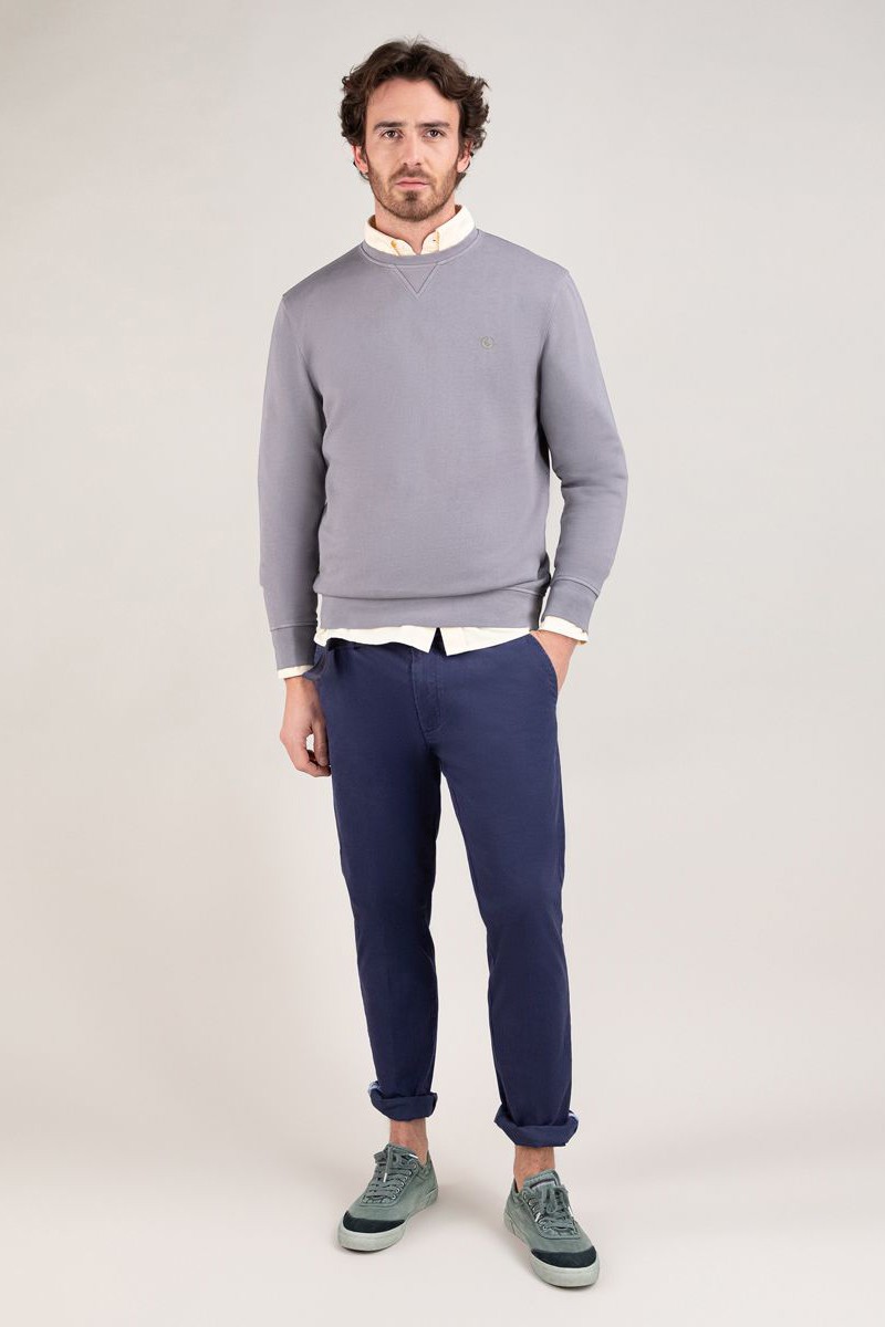  Sudadera gris El Ganso de cuello caja, con acabado garment dyed. Perfecta para un look sobrio y cómodo. 