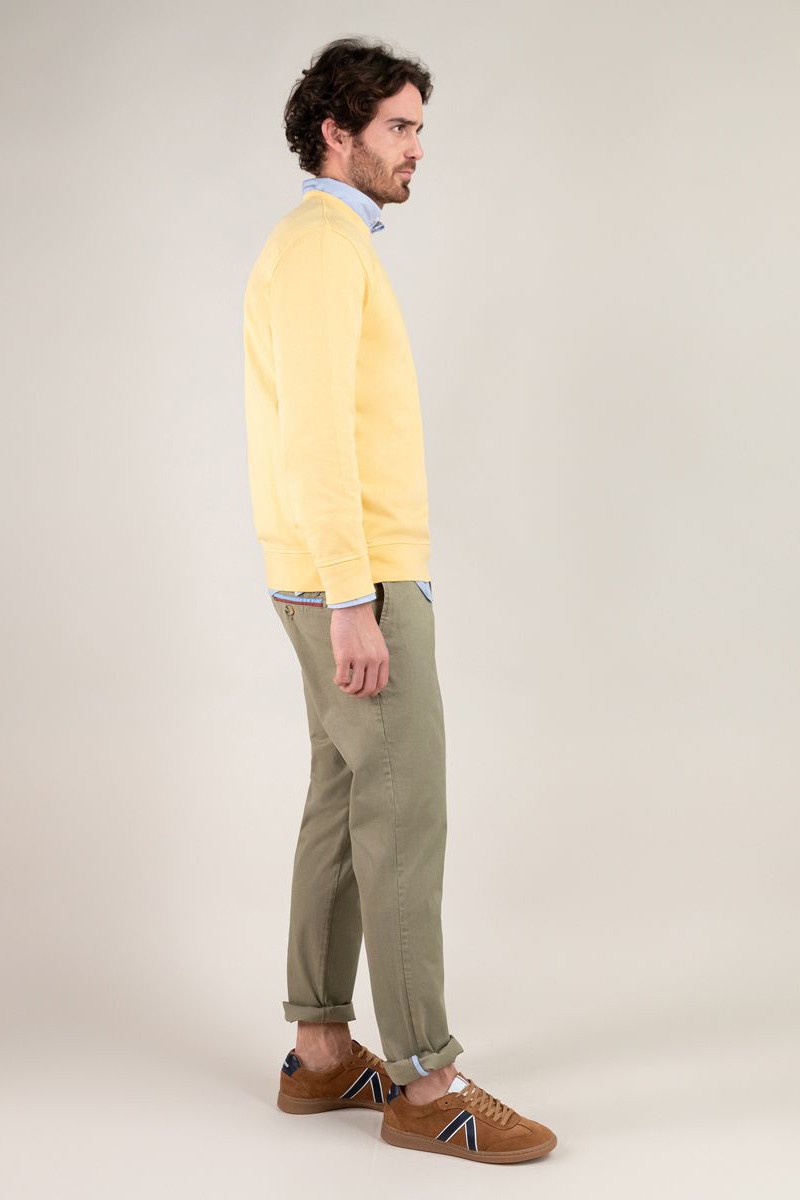  Sudadera El Ganso mostaza con cuello caja y garment dyed. Perfecta para un estilo relajado y lleno de personalidad. 