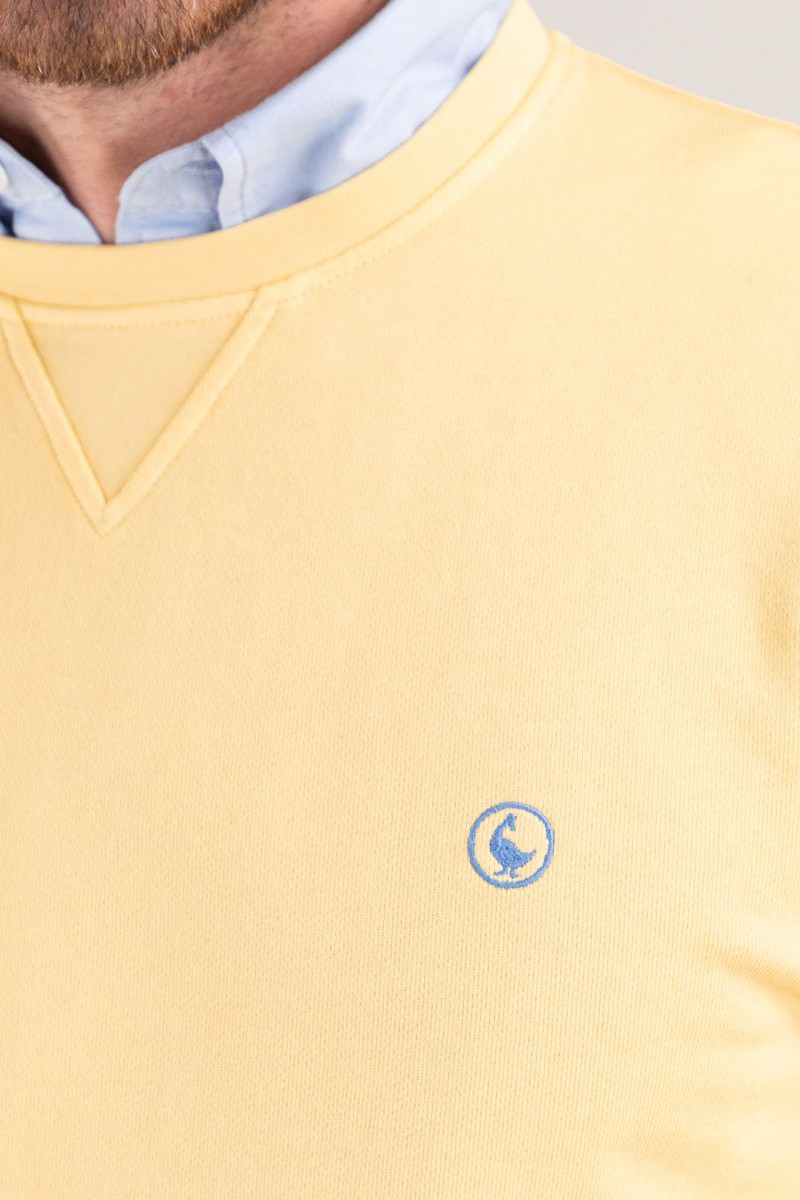  Sudadera El Ganso mostaza con cuello caja y garment dyed. Perfecta para un estilo relajado y lleno de personalidad. 