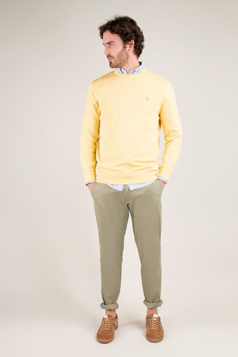  Sudadera El Ganso mostaza con cuello caja y garment dyed. Perfecta para un estilo relajado y lleno de personalidad. 