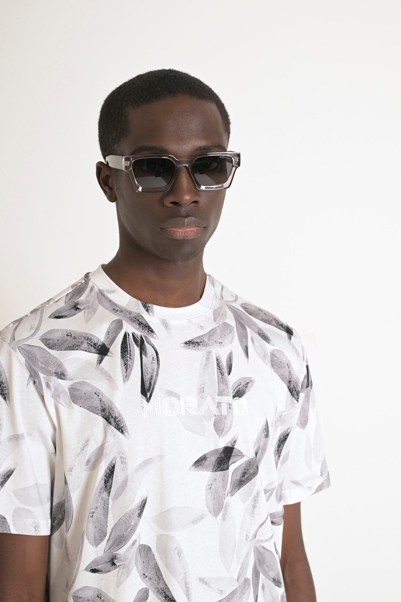  Camiseta regular fit Antony Morato con estampado de hojas y logotipo en relieve. Confeccionado en algodón 100% para máxima comodidad. 