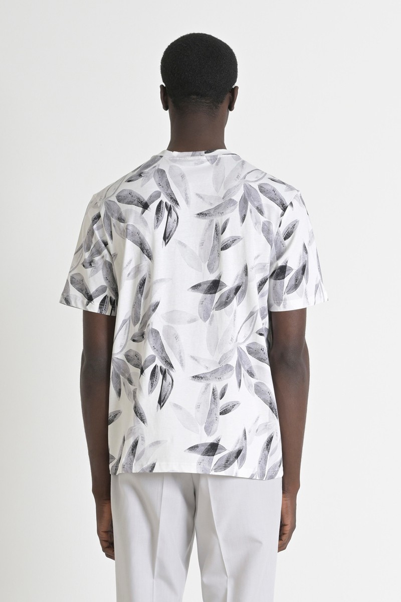  Camiseta regular fit Antony Morato con estampado de hojas y logotipo en relieve. Confeccionado en algodón 100% para máxima comodidad.  2