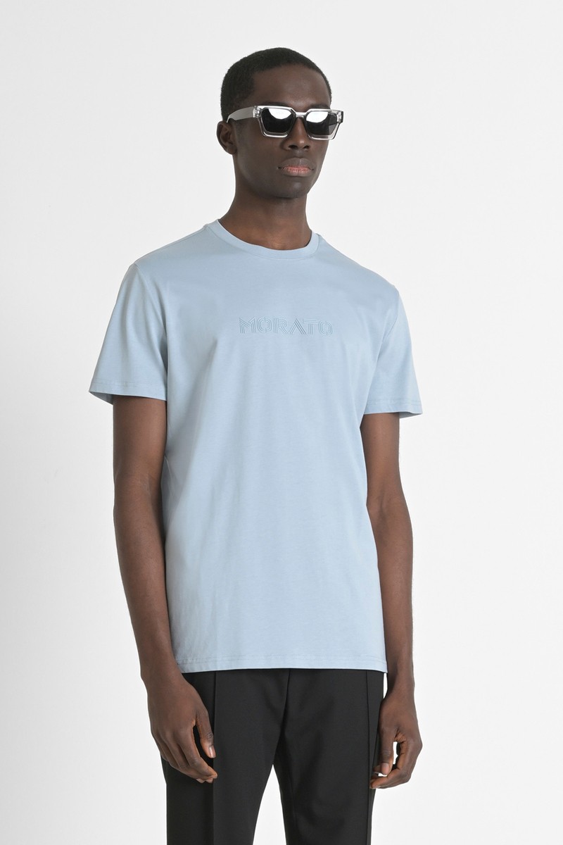 Camiseta Antony Morato 100% algodón con cuello acanalado y monograma a juego. Estilo limpio y versátil para el día a día.  2
