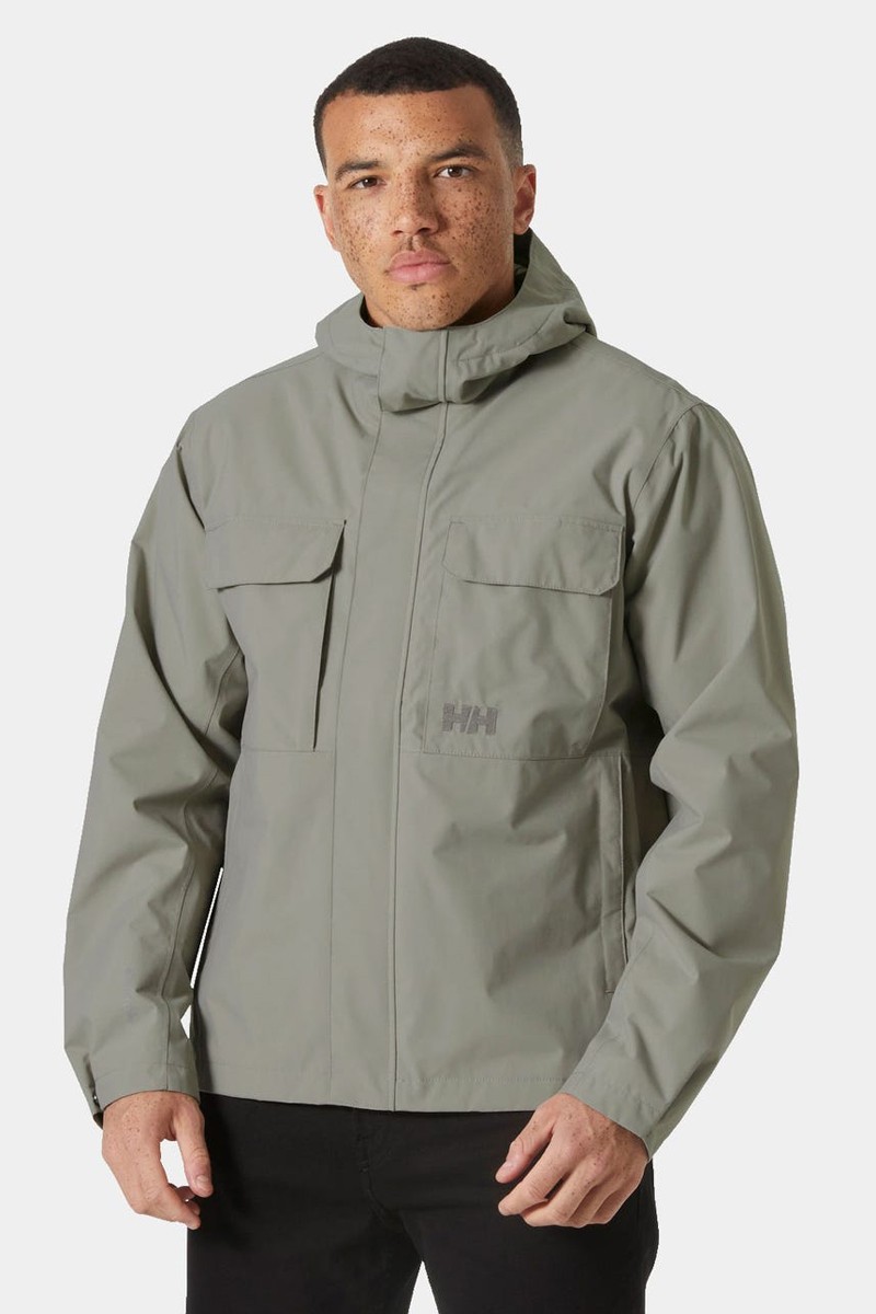  Cazadora de entretiempo Helly Hansen. Protección ligera, estilo técnico y ajuste cómodo para los días frescos. 