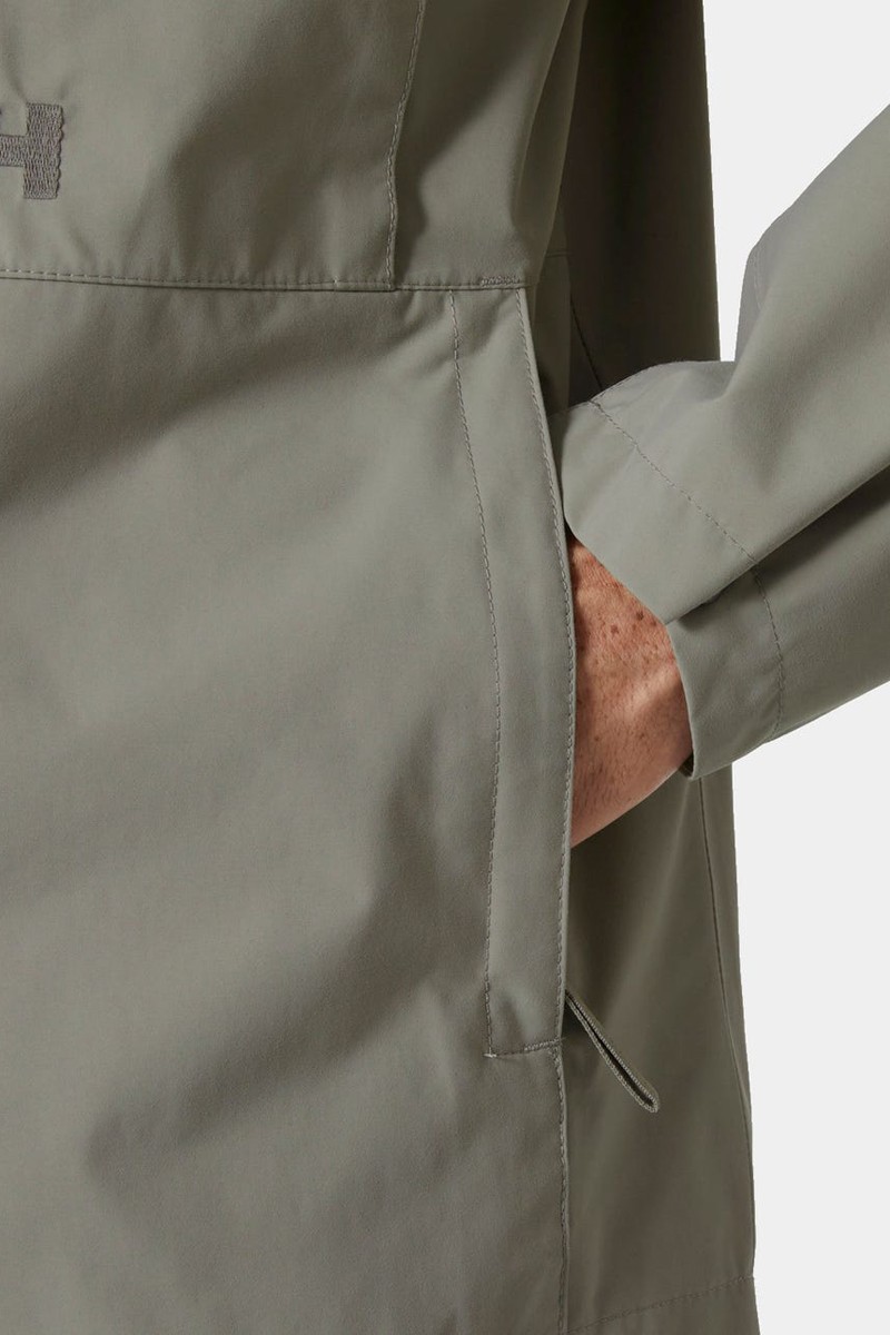  Cazadora de entretiempo Helly Hansen. Protección ligera, estilo técnico y ajuste cómodo para los días frescos. 