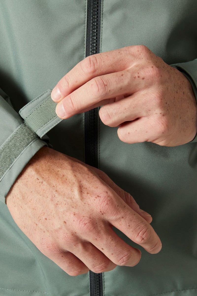  Cazadora de entretiempo Helly Hansen. Protección ligera, estilo técnico y ajuste cómodo para los días frescos. 