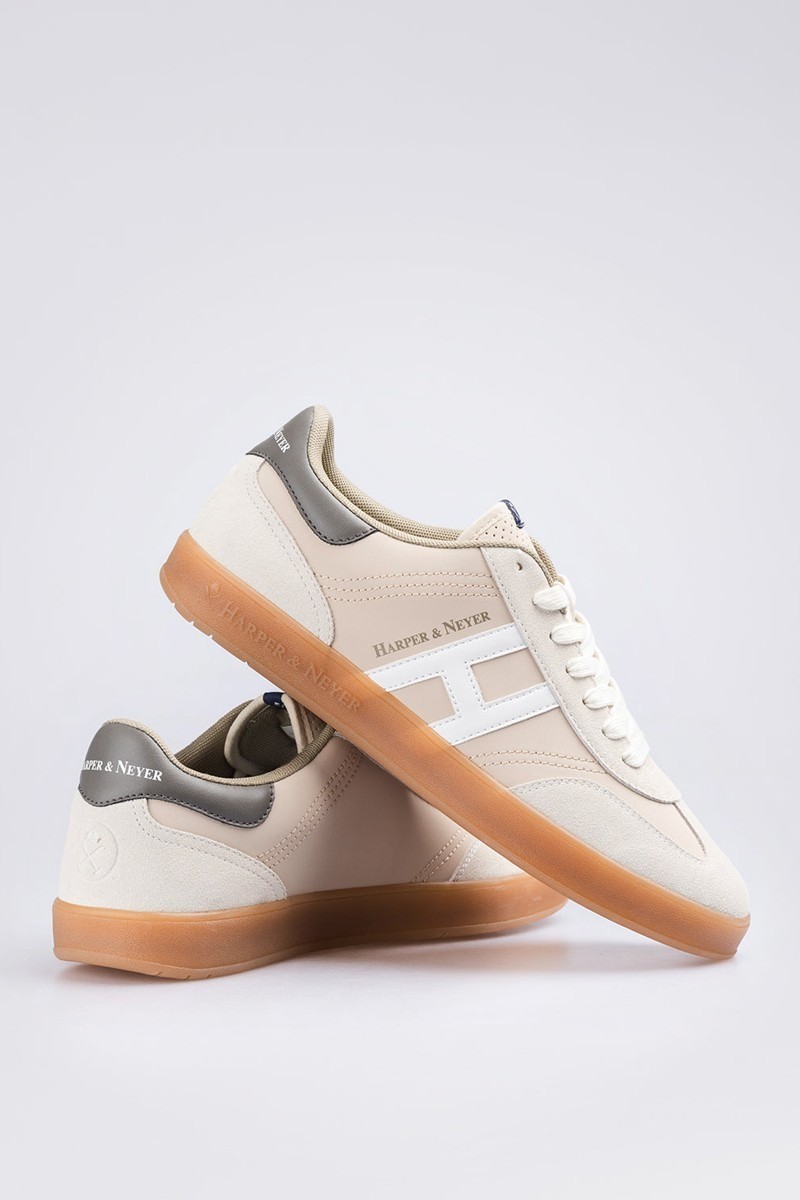   Zapatillas Harper and Neyer AGP 19 : combinan un diseño sofisticado con materiales de alta calidad y una suela antideslizante, perfectas para cualquier ocasión. 