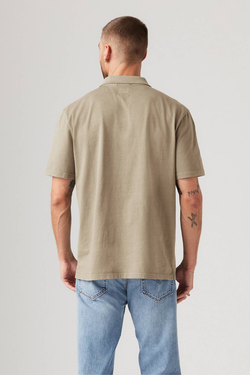Polo  Levi's Authentic  kaki en  talla grande . Diseño atemporal con logo bordado. Ideal para un look cómodo y con estilo.  2