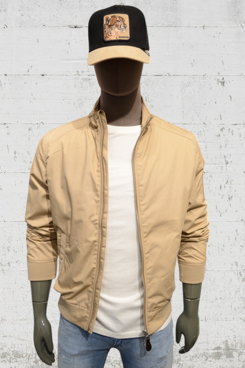 Cazadora entretiempo Schott para hombre. Diseño urbano y ligero. El maniquí mide 1,88 m y 80 kg, lleva L muy justa. Tallan pequeño