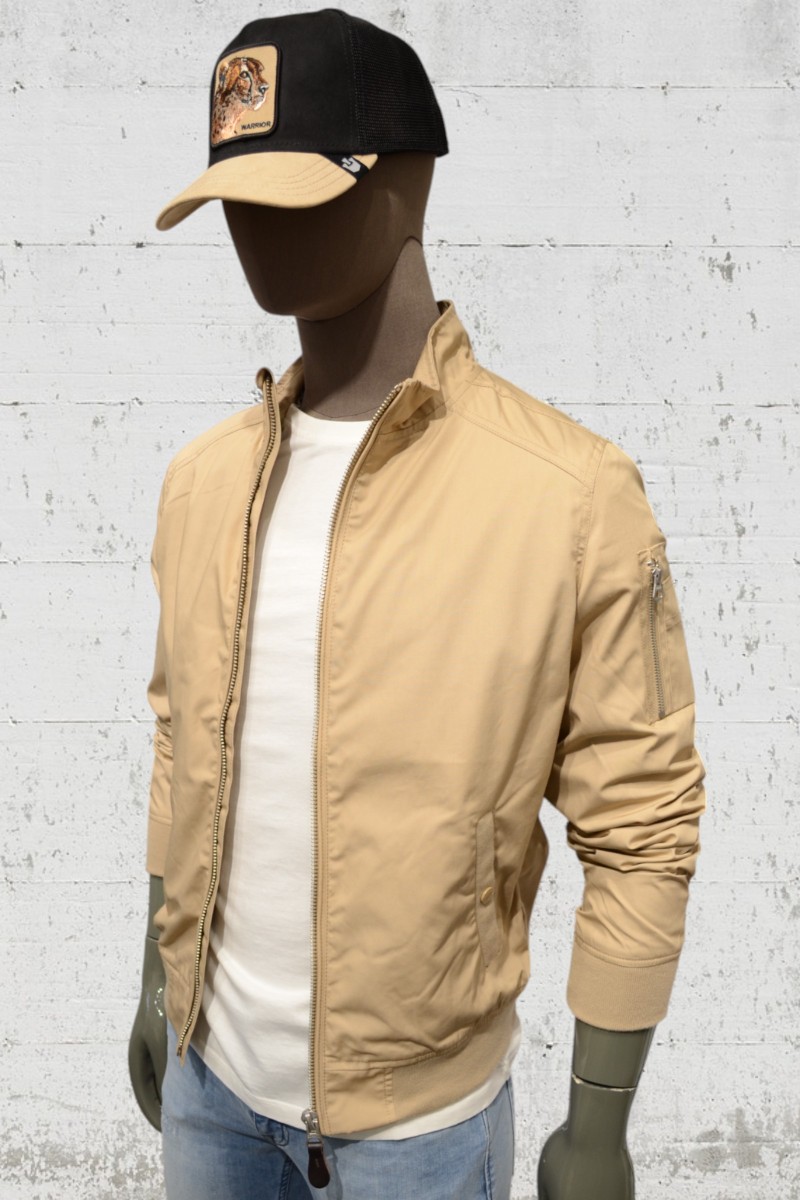  Cazadora entretiempo Schott para hombre. Diseño urbano y ligero. El maniquí mide 1,88 m y 80 kg, lleva L muy justa. Tallan pequeño 