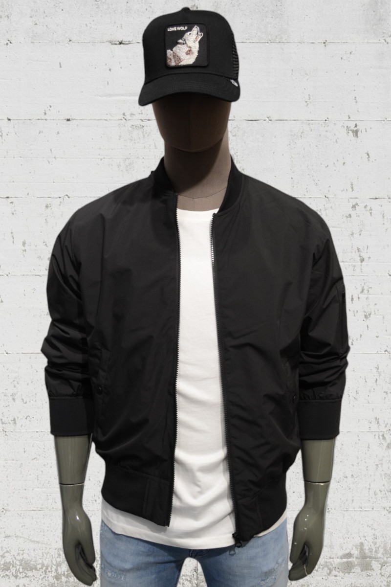 Cazadora entretiempo Schott para hombre. Diseño urbano y ligero. El maniquí mide 1,88 m y 80 kg, lleva L muy justa. Tallan pequeño.