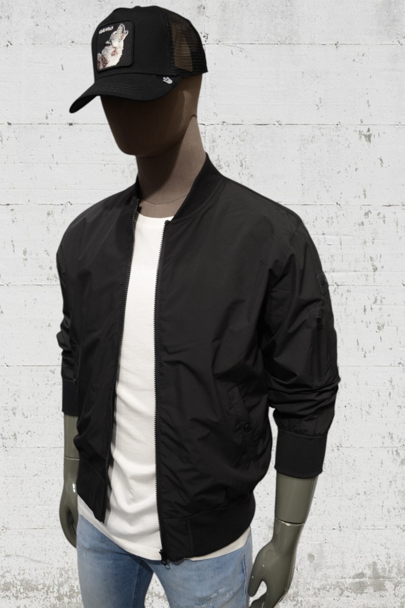  Cazadora entretiempo Schott para hombre. Diseño urbano y ligero. El maniquí mide 1,88 m y 80 kg, lleva L muy justa. Tallan pequeño. 