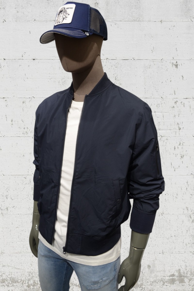  Cazadora entretiempo Schott para hombre. Diseño urbano y ligero. El maniquí mide 1,88 m y 80 kg, lleva L muy justa. Tallan pequeño. 