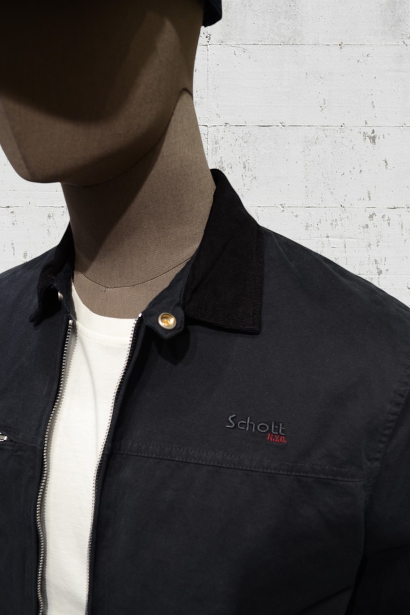  Cazadora entretiempo Schott para hombre. Diseño urbano y ligero. El maniquí mide 1,88 m y 80 kg, lleva L muy justa. Tallan pequeño. 