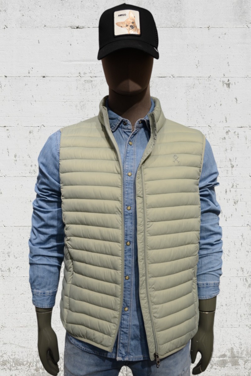  Chaleco Harper and Neyer con diseño actual y corte cuidado. Ideal para sumar estilo a cualquier conjunto. 