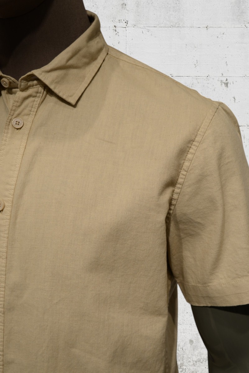 CAMISA PETROL M29  Camisa de manga corta Petrol, con diseño sencillo y tejido fresco. Un básico ideal para el verano.