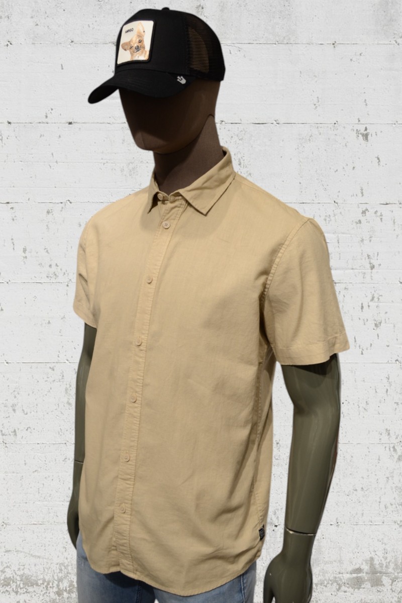 Camisa de manga corta Petrol, con diseño sencillo y tejido fresco. Un básico ideal para el verano.  2