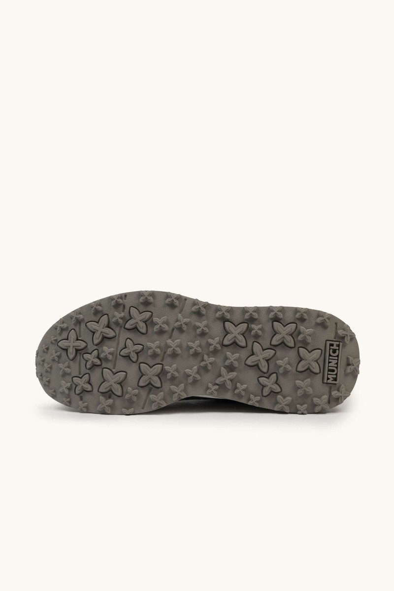  Zapatilla de Munich con suela chunky, diseño funcional y estilo urbano. Ideal para el ritmo del día a día. 