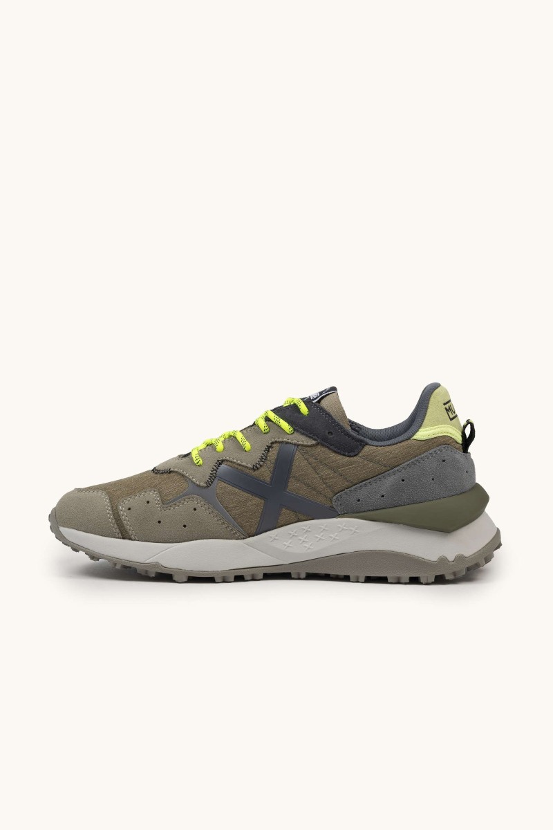 Zapatilla de Munich con suela chunky, diseño funcional y estilo urbano. Ideal para el ritmo del día a día.  2