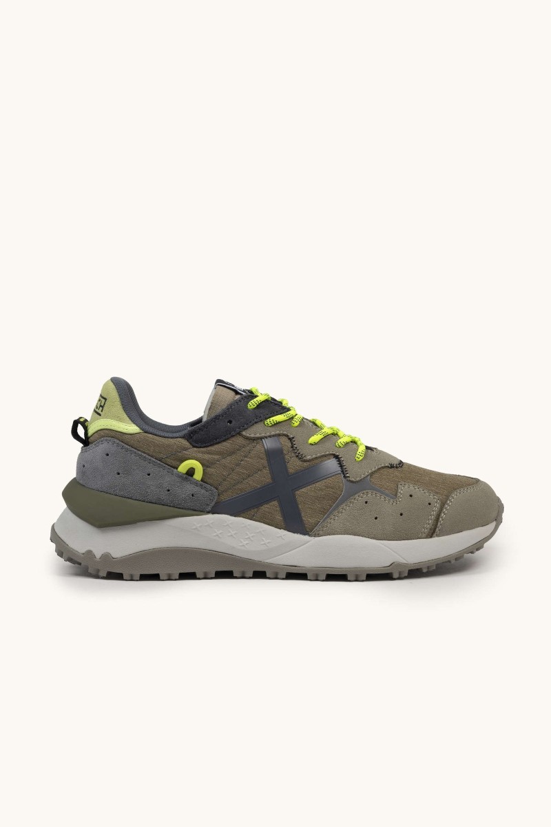 Zapatilla de Munich con suela chunky, diseño funcional y estilo urbano. Ideal para el ritmo del día a día.