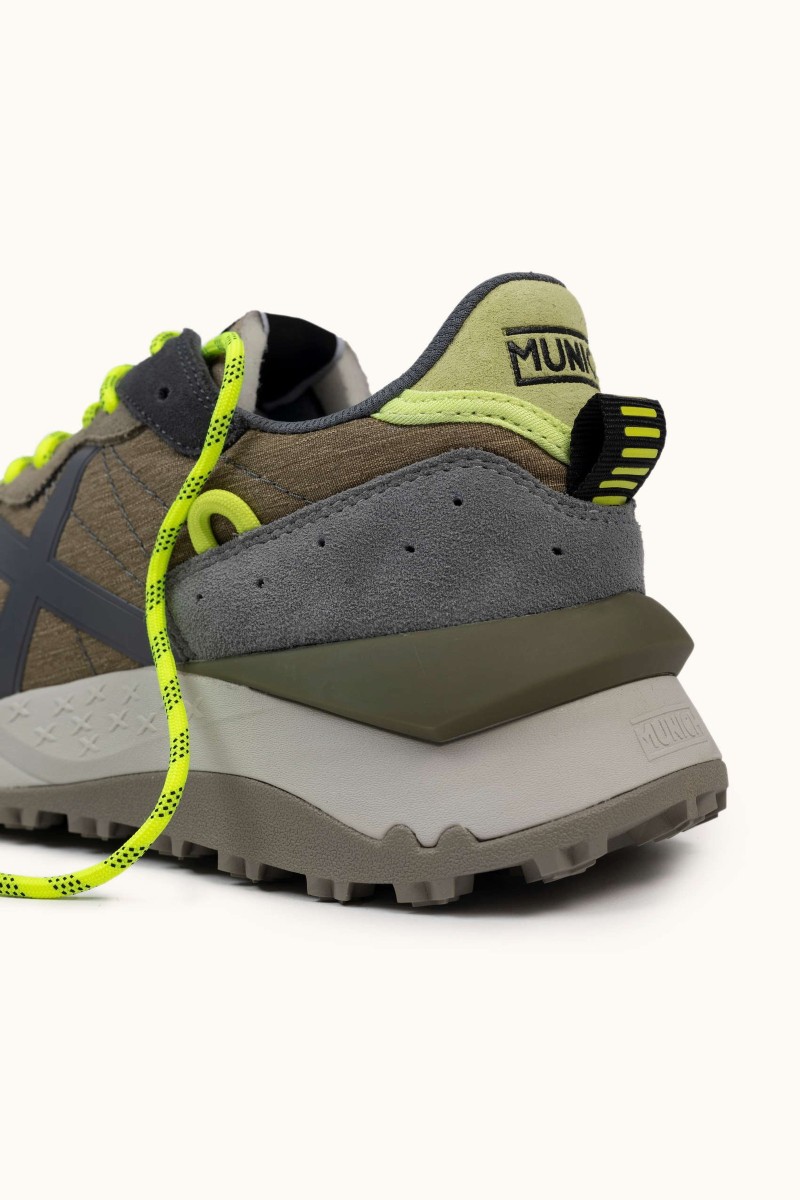  Zapatilla de Munich con suela chunky, diseño funcional y estilo urbano. Ideal para el ritmo del día a día. 