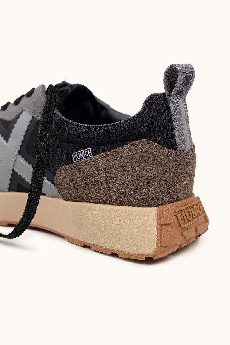  Zapatilla de Munich con inspiración running, mezcla de materiales y detalles retro que elevan tu estilo diario. 