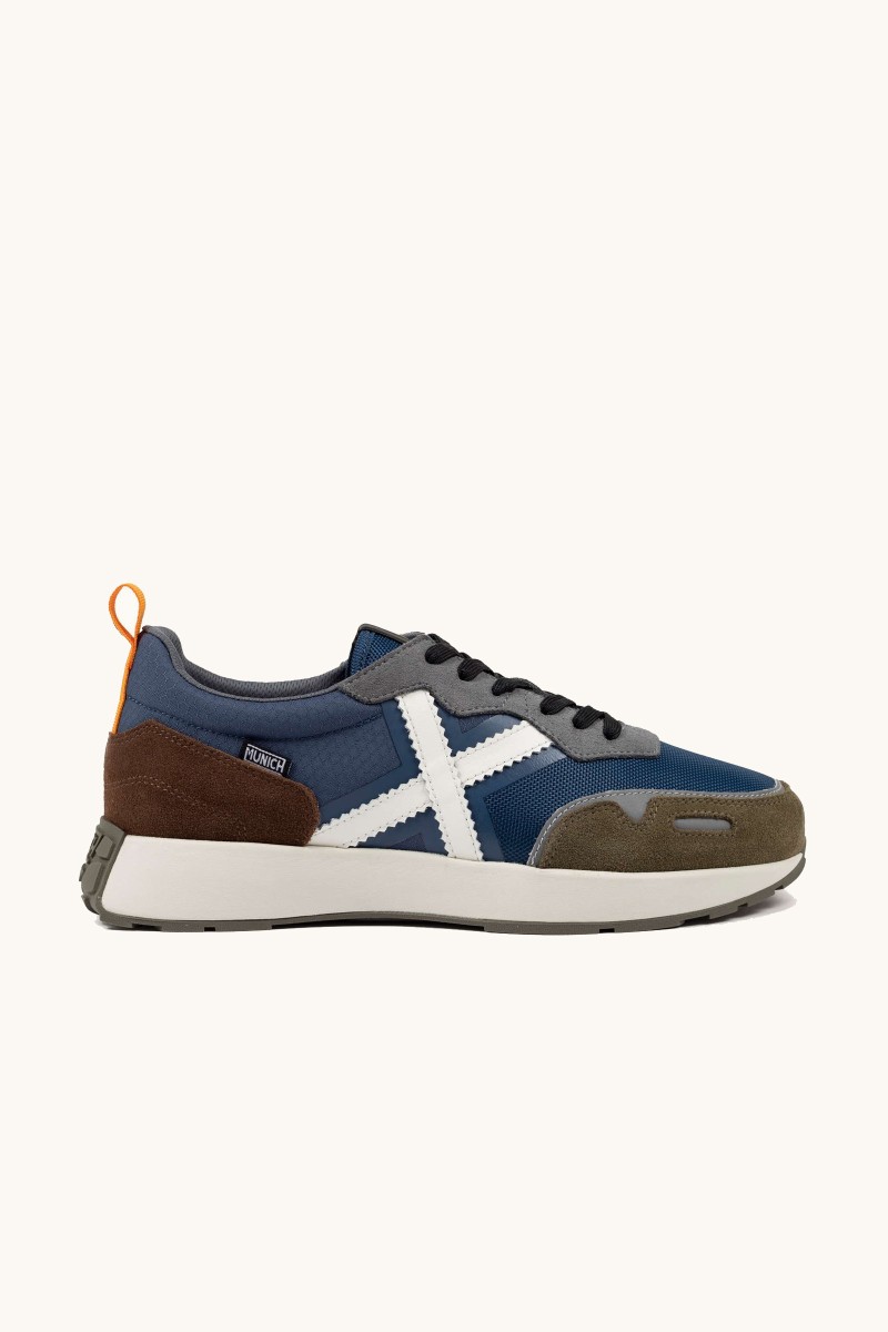 Zapatilla de Munich con diseño retro running, líneas depuradas y un estilo que combina herencia y modernidad.