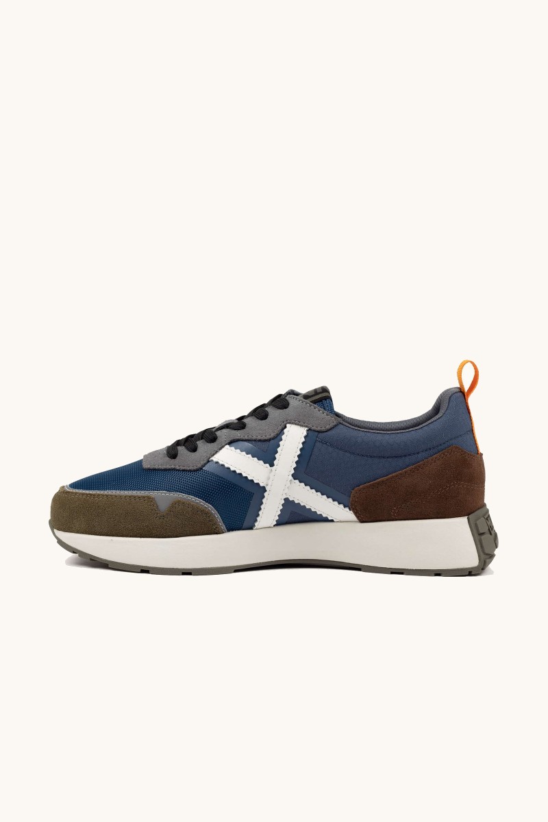 Zapatilla de Munich con diseño retro running, líneas depuradas y un estilo que combina herencia y modernidad.  2