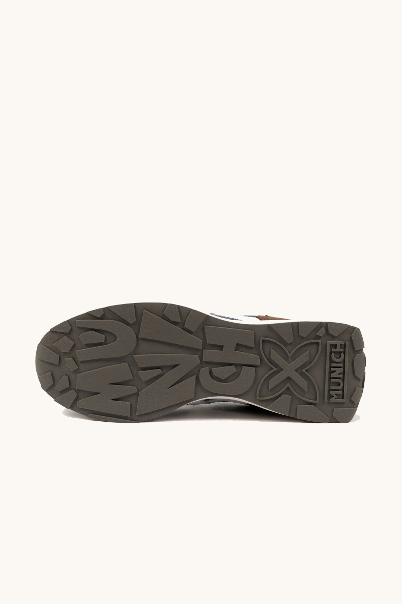  Zapatilla de Munich con diseño retro running, líneas depuradas y un estilo que combina herencia y modernidad. 