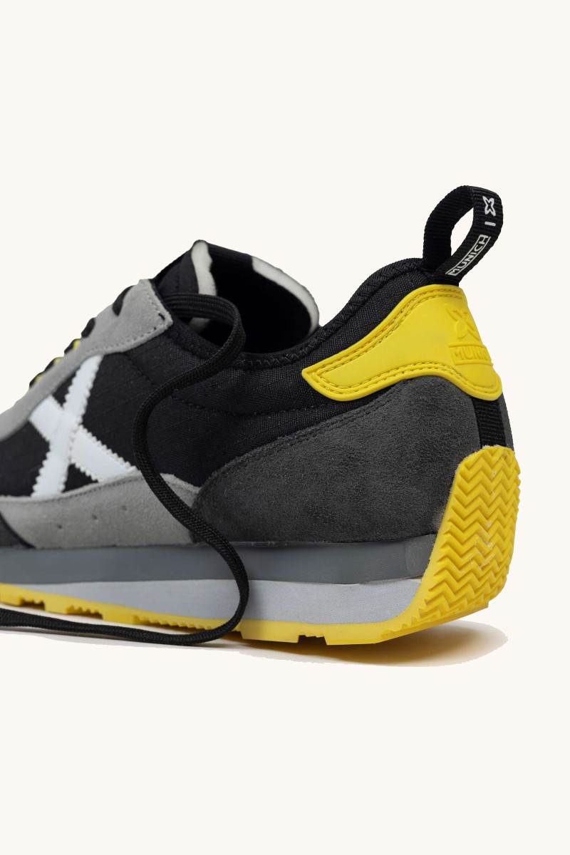  Zapatilla de Munich con diseño vintage y perfil setentero. Ideal para marcar estilo dentro y fuera del asfalto. 