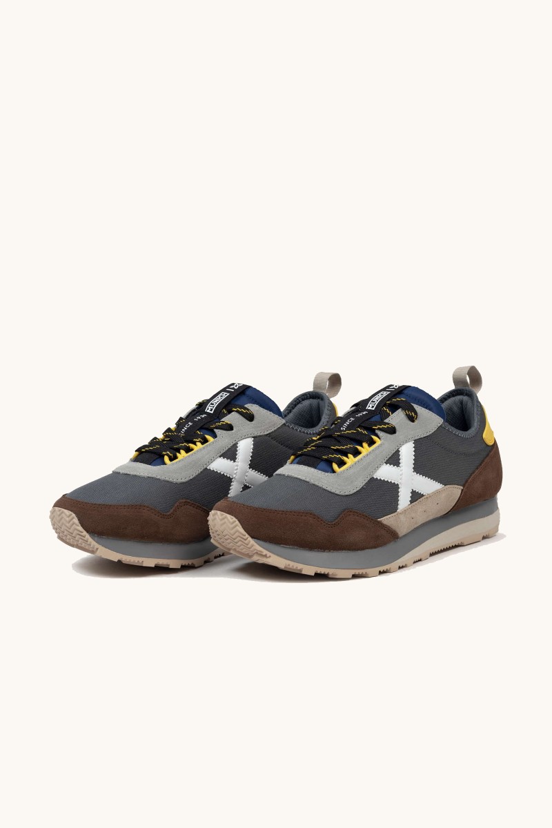 Zapatilla de Munich con silueta setentera y diseño retro. Estilo urbano y personalidad para el día a día.  2