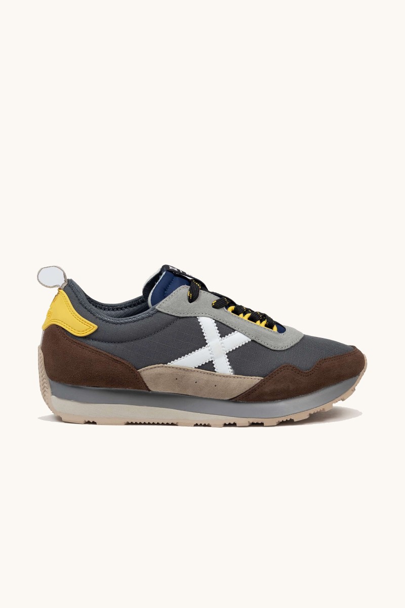 Zapatilla de Munich con silueta setentera y diseño retro. Estilo urbano y personalidad para el día a día.