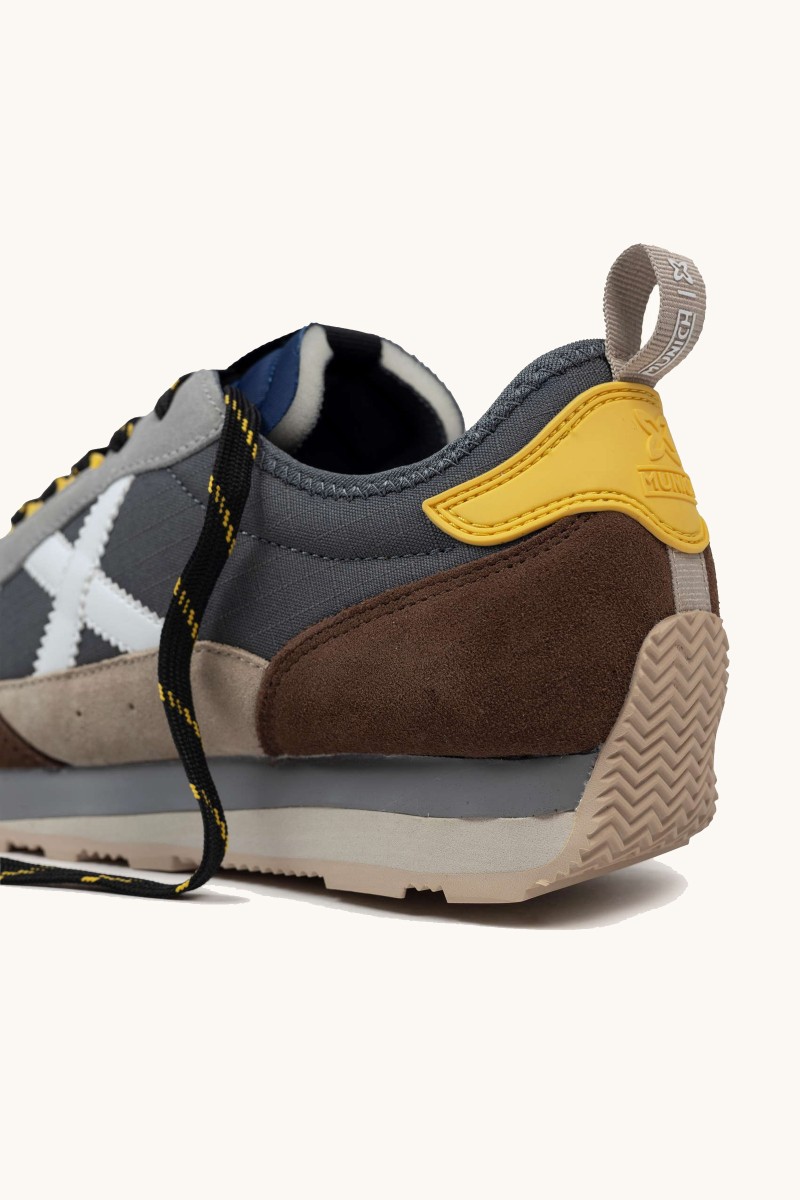  Zapatilla de Munich con silueta setentera y diseño retro. Estilo urbano y personalidad para el día a día. 