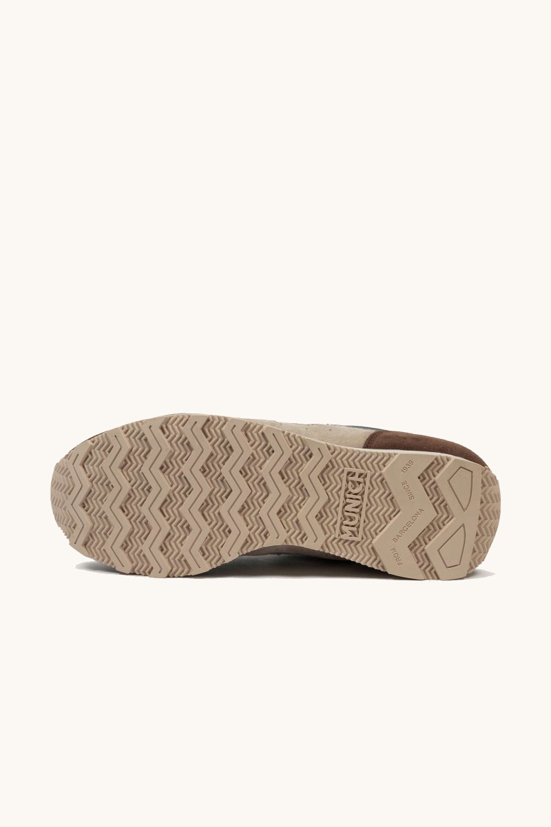  Zapatilla de Munich con silueta setentera y diseño retro. Estilo urbano y personalidad para el día a día. 