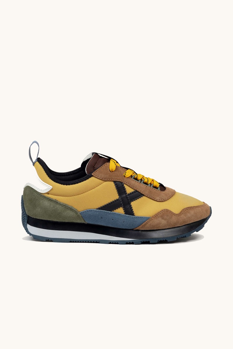 Zapatilla de Munich con diseño setentero, perfil bajo y estilo urbano. Perfecta para looks casuales con identidad.