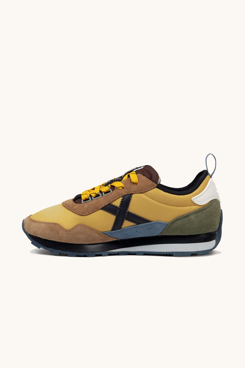 Zapatilla de Munich con diseño setentero, perfil bajo y estilo urbano. Perfecta para looks casuales con identidad.  2