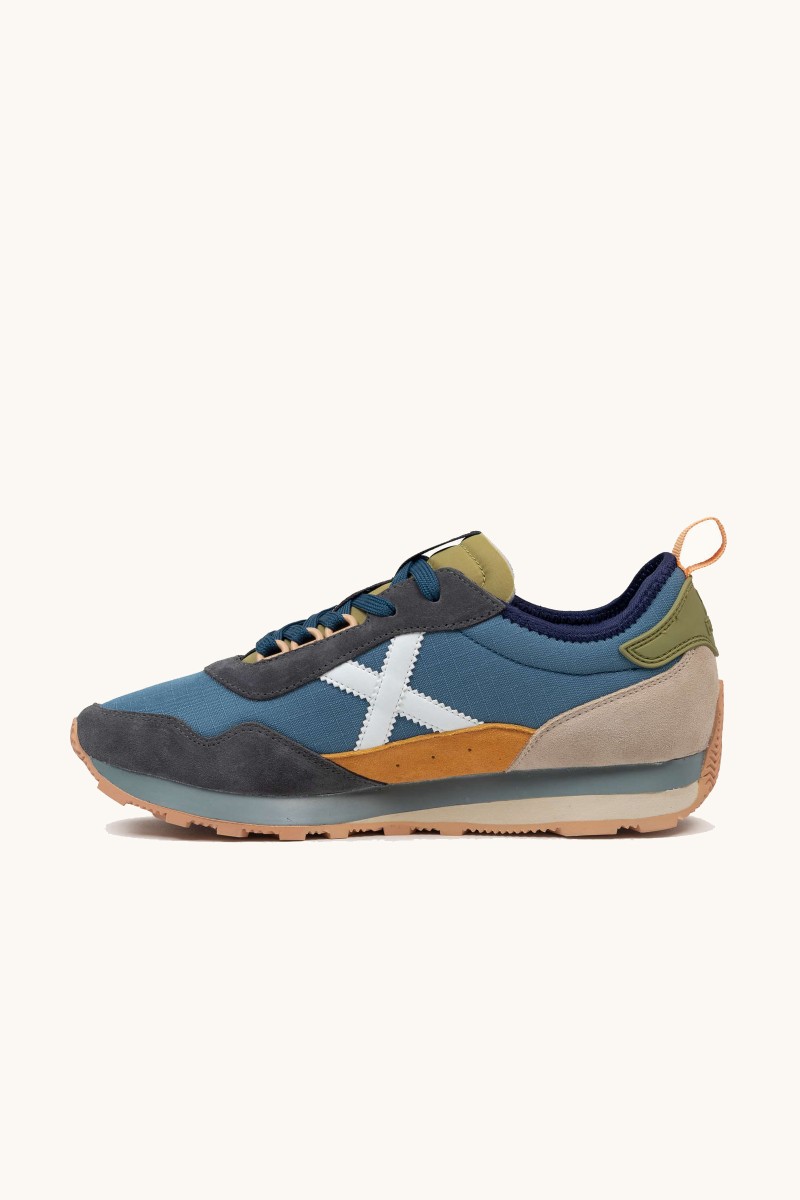 Zapatilla de Munich con silueta clásica, inspiración setentera y estética actual para destacar con estilo propio.  2