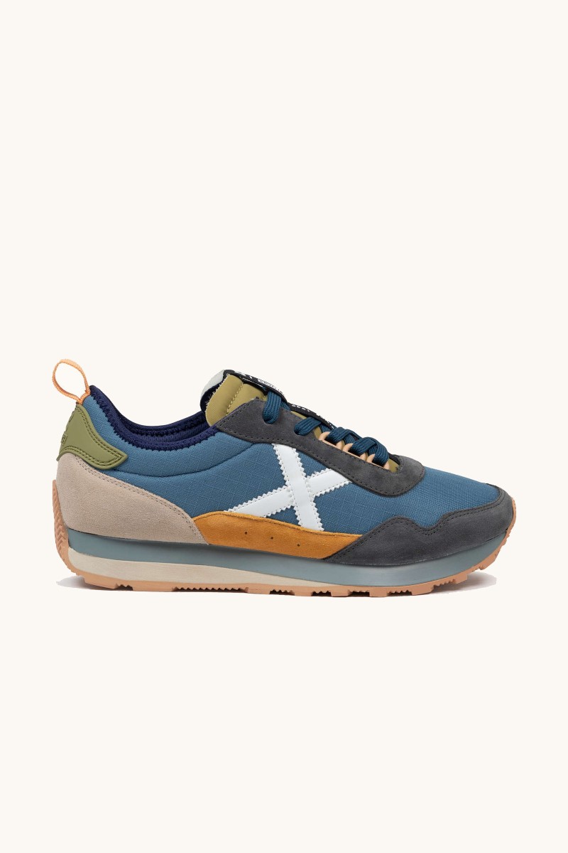 Zapatilla de Munich con silueta clásica, inspiración setentera y estética actual para destacar con estilo propio.