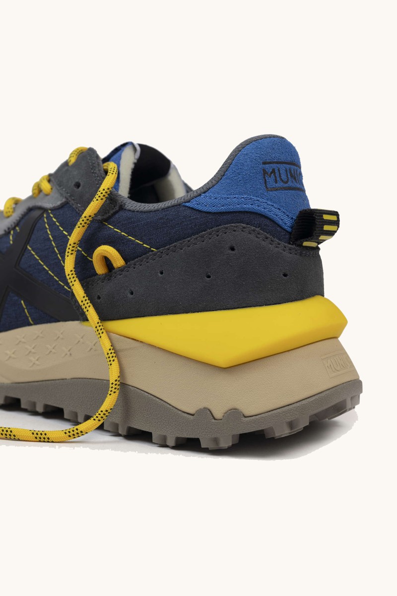  Zapatilla de Munich con suela chunky, diseño robusto y estilo deportivo. Ideal para acompañarte en el ritmo del día a día. 