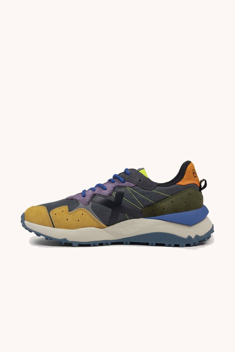 Zapatilla de Munich con suela chunky, diseño estructurado y estilo deportivo adaptado al ritmo urbano.  2