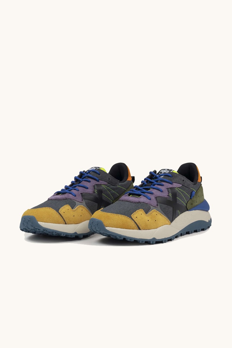  Zapatilla de Munich con suela chunky, diseño estructurado y estilo deportivo adaptado al ritmo urbano. 