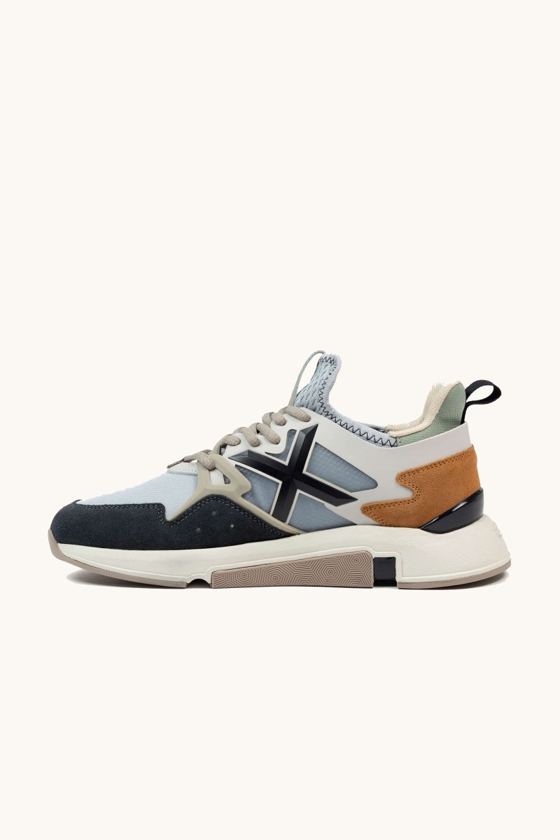 Zapatilla de Munich con diseño innovador, mezcla de materiales y un estilo que fusiona herencia deportiva y tendencia.  2