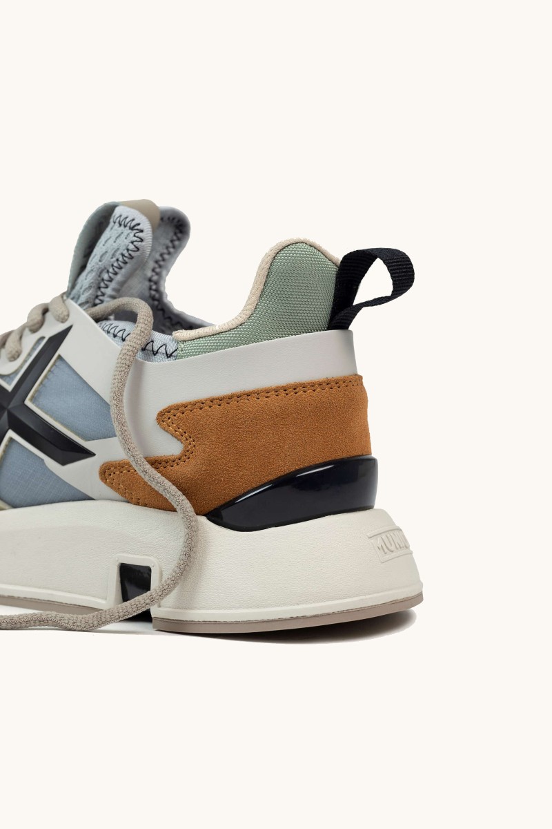  Zapatilla de Munich con diseño innovador, mezcla de materiales y un estilo que fusiona herencia deportiva y tendencia. 